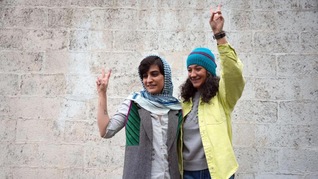 Las periodistas iraníes Nilufar Hamedi y Elahe Mohammadi tras ser liberadas de prisión.
