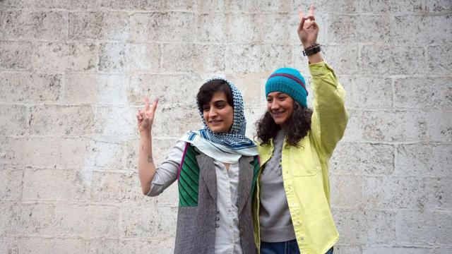 Las periodistas iraníes Nilufar Hamedi y Elahe Mohammadi tras ser liberadas de prisión.