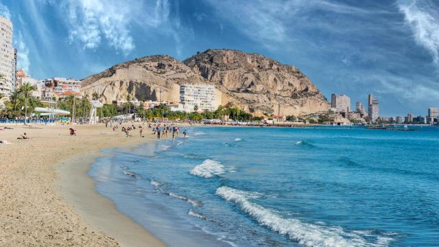 La Playa del Postiguet es uno de los lugares donde más disfrutar del sol en la ciudad de Alicante.
