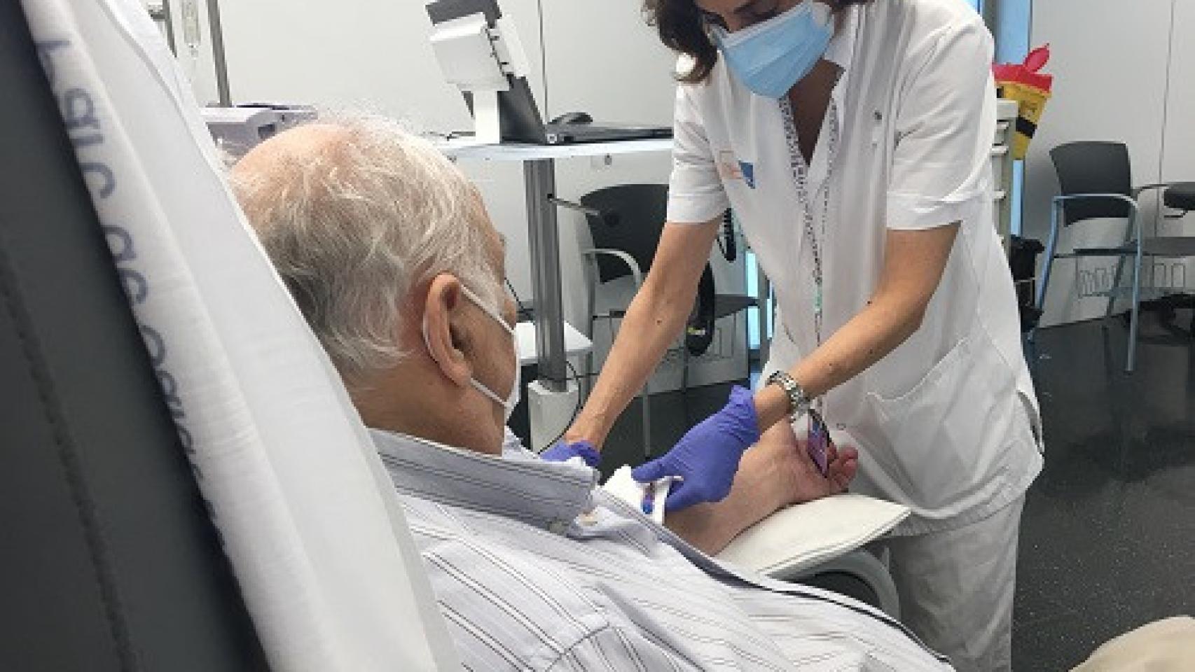 Un paciente sometiéndose a un tratamiento con terapia CAR-T