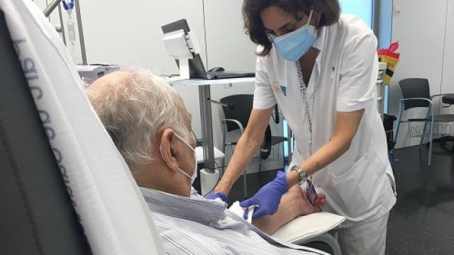 Un paciente en el hospital del día oncológico.