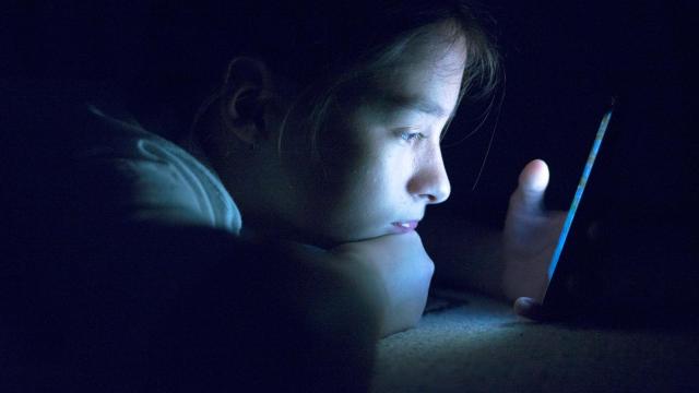 Un menor usando el móvil