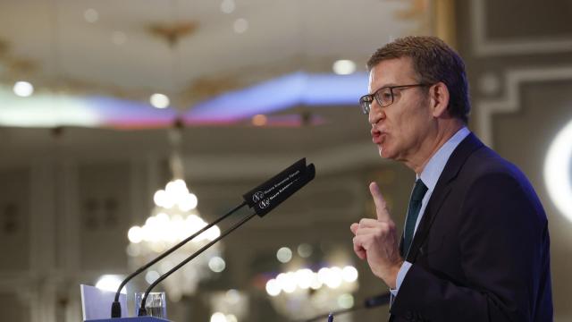 El líder del PP, Alberto Núñez Feijóo, este lunes en un desayuno informativo.