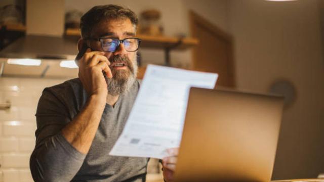 Una persona teletrabajando desde su casa