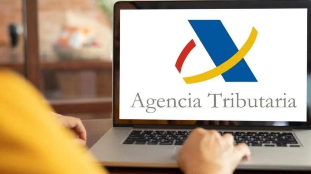 Una persona se prepara para hacer la declaración de la Renta.