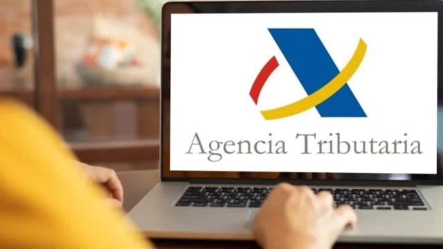 Una persona se prepara para hacer la declaración de la Renta.