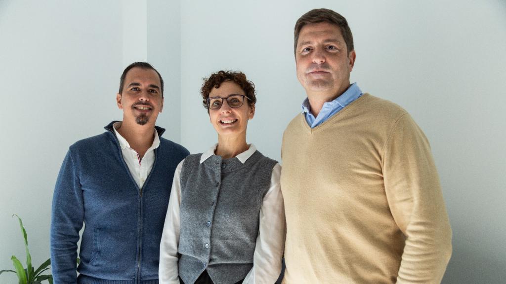 Johan Sosa y Lula de León, cofundadores de Leemons, junto a Mark Kavelaars, socio fundador de Swanlaab.