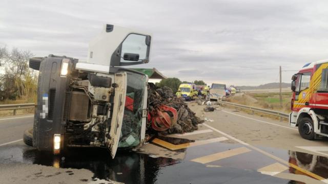 Un muerto y 13 heridos tras volcar un camión sobre un autobús en Lorca