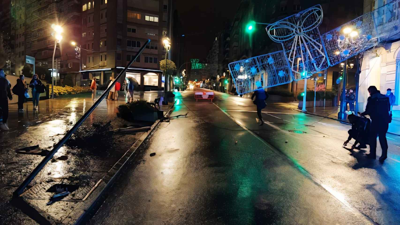 Destrozos en la intersección entre la calle Urzaiz y Vázquez Varela.