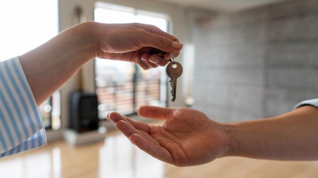 Qué es mejor si voy a comprar un piso a mi hijo, ¿ponerlo a su nombre, al mío o al de los dos?