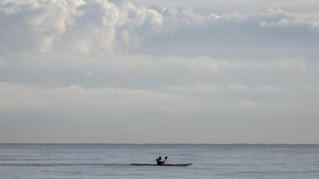 Un piragüista en la playa de la Malvarrosa, la pasada semana.