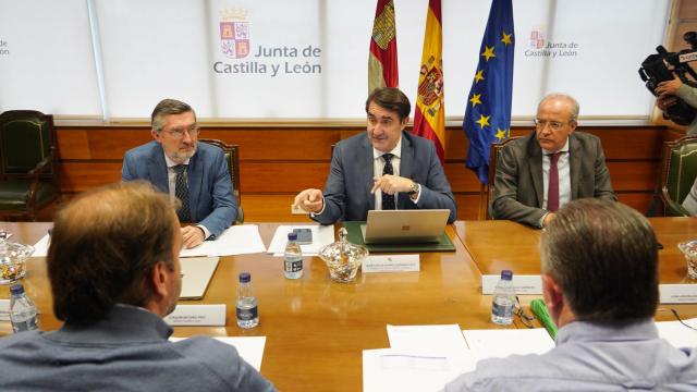 Reunión entre la consejería y las opas para instar al Gobierno a derogar la orden ministerial de protección del lobo
