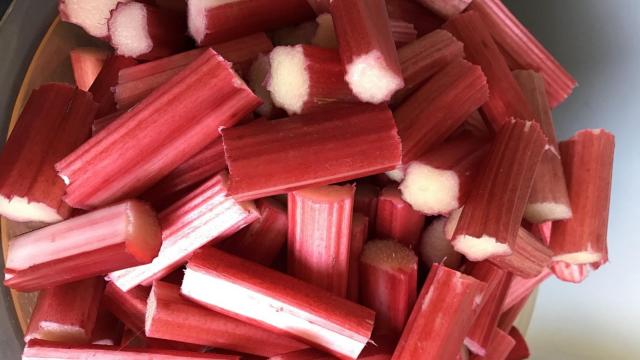 De su aspecto, destaca su peculiar tallo rosado.