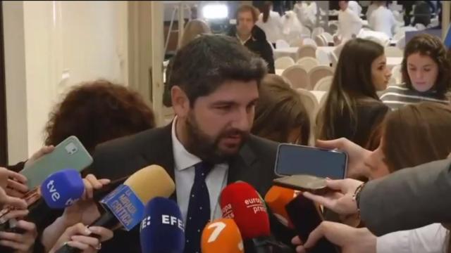 López Miras, este lunes, atendiendo a los periodistas en el desayuno informativo organizado por Nueva Economía Fórum.