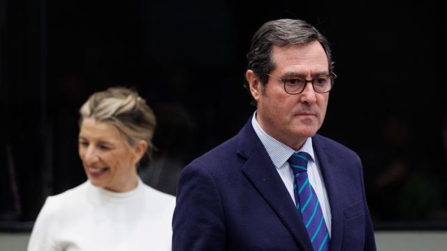 La vicepresidenta segunda y ministra de Trabajo y Economía Social, Yolanda Díaz, y el presidente de la CEOE, Antonio Garamendi,