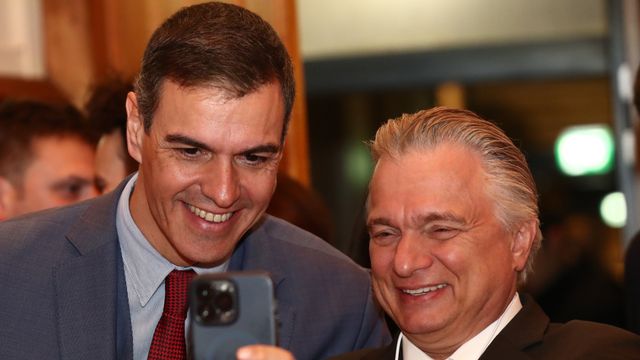 Pedro Sánchez, presidente del Gobierno, posa para un 'selfie' durante su participación en el encuentro de Intel en Davos.