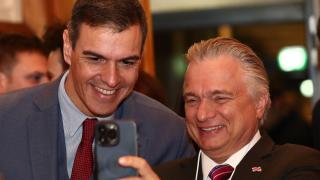 Pedro Sánchez, presidente del Gobierno, posa para un 'selfie' durante su participación en el encuentro de Intel en Davos.