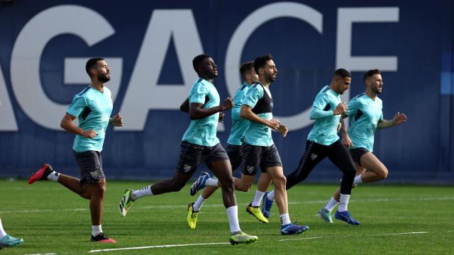 Los jugadores del Málaga CF se ejercitan en el Anexo de La Rosaleda