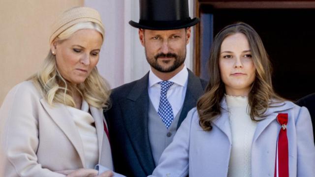 Haakon y Mette-Marit con su hija, en una foto de archivo.