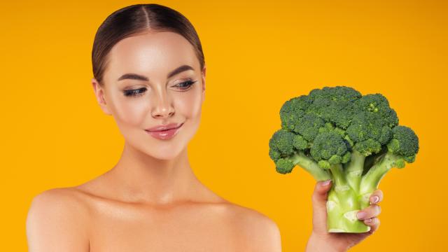 Mujer sujetando un brócoli