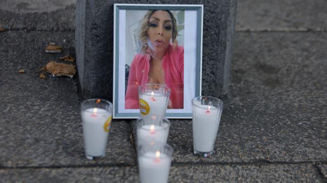 Miembros de la comunidad trans están colocando velas y una fotografía de la activista trans Samantha Fonseca.