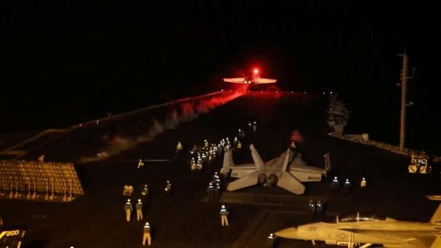 Un avión despega para unirse a la coalición liderada por EEUU para llevar a cabo ataques aéreos contra objetivos militares en Yemen el pasado 12 de enero.