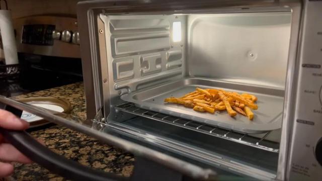 La freídora de aire de Chef AI cocinando patatas fritas