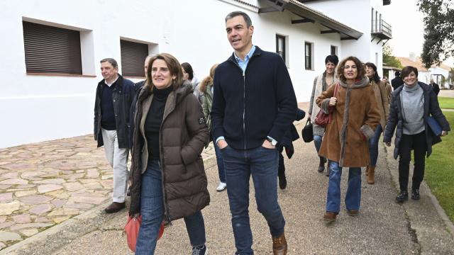 Pedro Sánchez rodeado de algunos de los restantes miembros del Gobierno en Quintos de Mora.