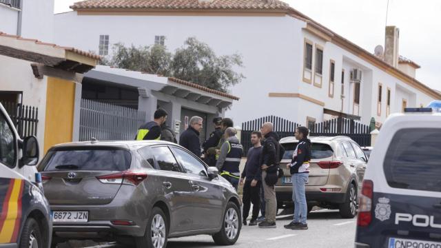 Exterior de la vivienda en la que apareció estrangulada Ana en Torre del Mar (Málaga)