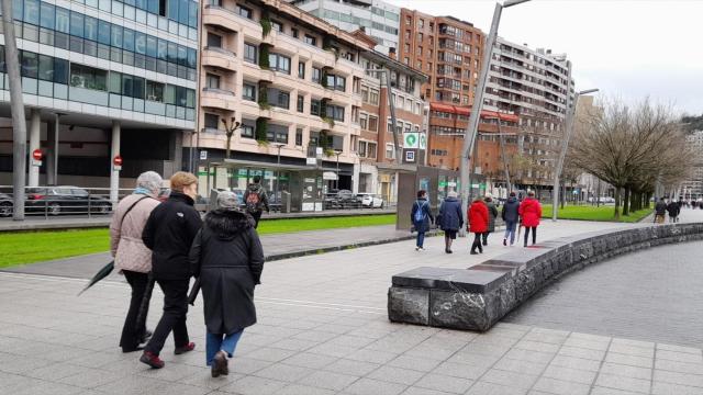 Jubilados paseando por Bilbao.