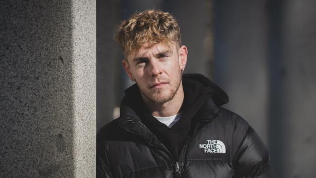 Patrick Criado durante la entrevista con EL ESPAÑOL en el madrileño parque del Retiro