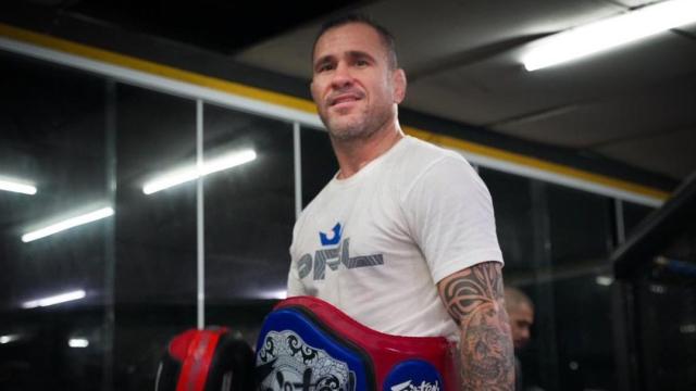 El luchador brasileño Diego Braga Alves con un cinturón de campeón