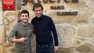 Mario Clemente con Raúl González.