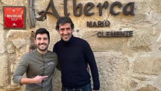 Mario Clemente con Raúl González.