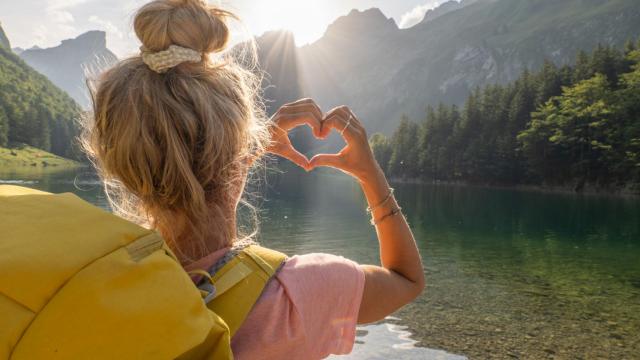 Imagen de una mujer haciendo la forma de corazón con las manos
