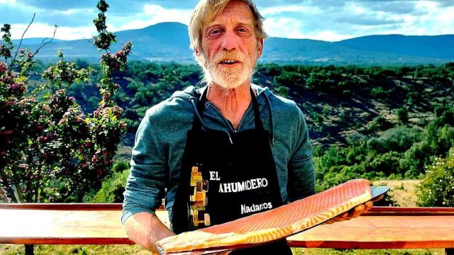 Jorge Durán muestra una pieza de salmón en su ahumadero de Madarcos.