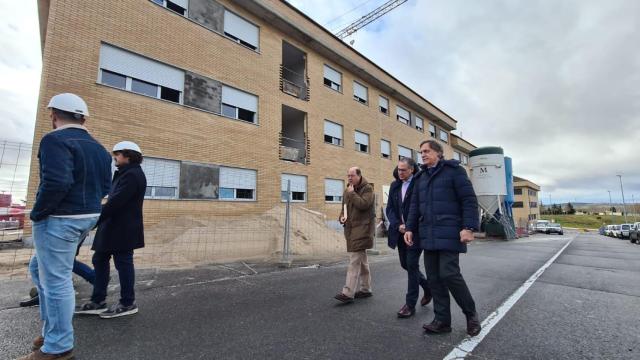 El alcalde, Carlos García Carbayo, visita la promoción de 48 viviendas de alquiler con opción de compra entre la calle de la Victoria y la Plazuela de José Paz Maroto