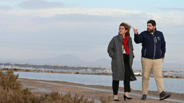 Teresa Ribera, ministra para la Transición Ecológica, paseando por el Mar Menor, este miércoles, junto a Fernando López Miras, presidente del Gobierno de la Región de Murcia.