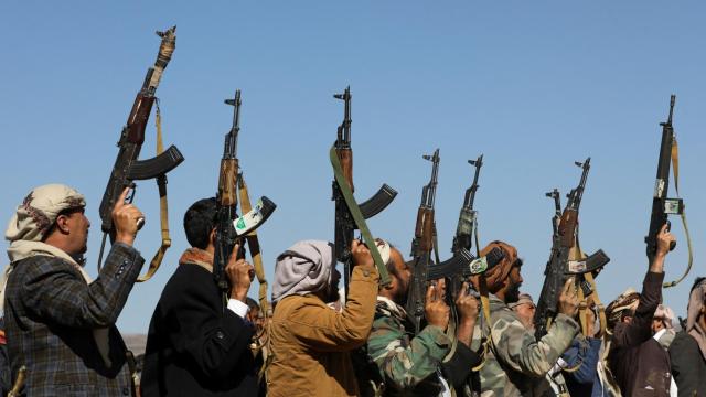 Simpatizantes tribales de los hutíes en una protesta contra los ataques liderados por Estados Unidos en Yemen.