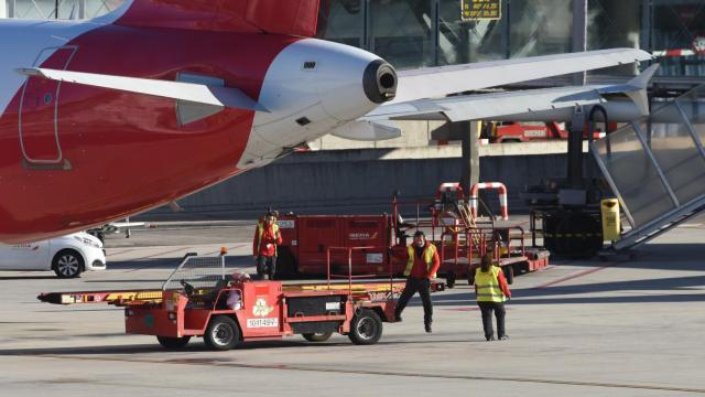 Trabajadores durante la huelga del 'handling' de Iberia en el en el aeropuerto Adolfo Suárez Madrid-Barajas