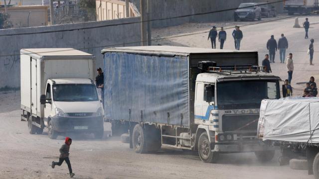 Tres camiones cargados de ayuda llegan este miércoles al paso de Rafah, al sur de Gaza.