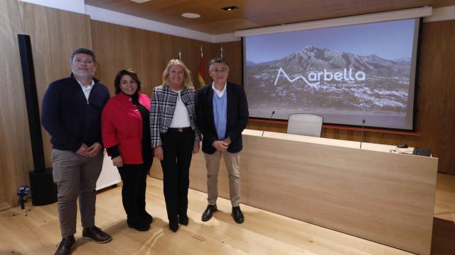 La alcaldesa de Marbella, Ángeles Muñoz, y parte de su equipo en la presentación de la campaña.