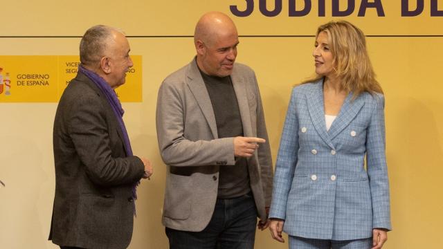 La vicepresidenta segunda del Gobierno y ministra de Trabajo y Economía Social, Yolanda Díaz (d), junto a los secretarios generales de CCOO, Unai Sordo (c), y de UGT, Pepe Álvarez (i).