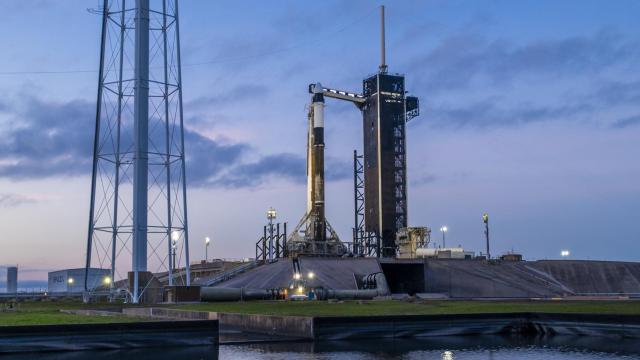 Cohete de la misión Ax-3 en la plataforma de lanzamiento