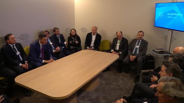 El presidente del Gobierno, Pedro Sánchez, junto a los empresarios del Ibex-35 que han acudido a la cita