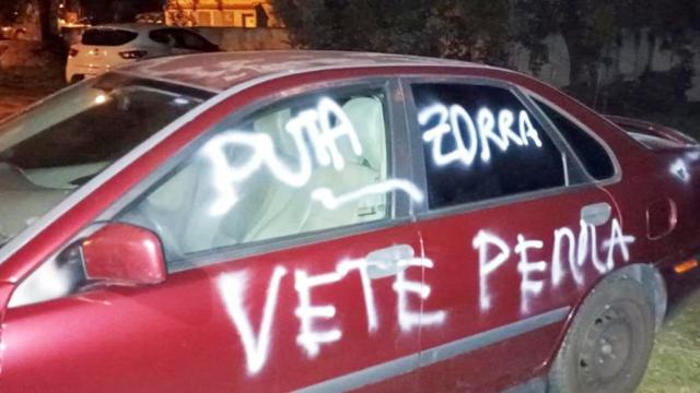 Uno de los coches con pintadas contra una mujer