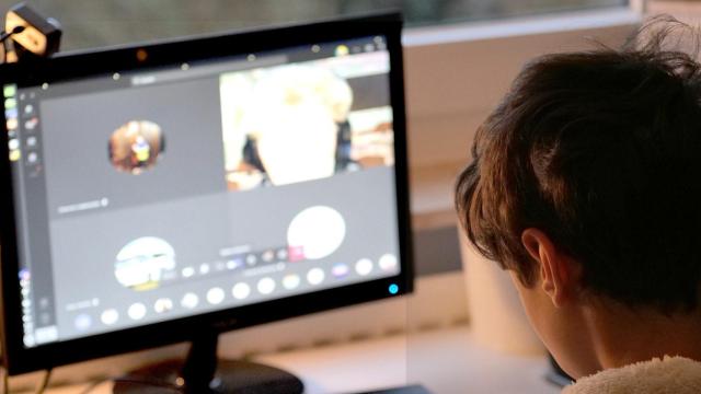 Un joven usando un ordenador