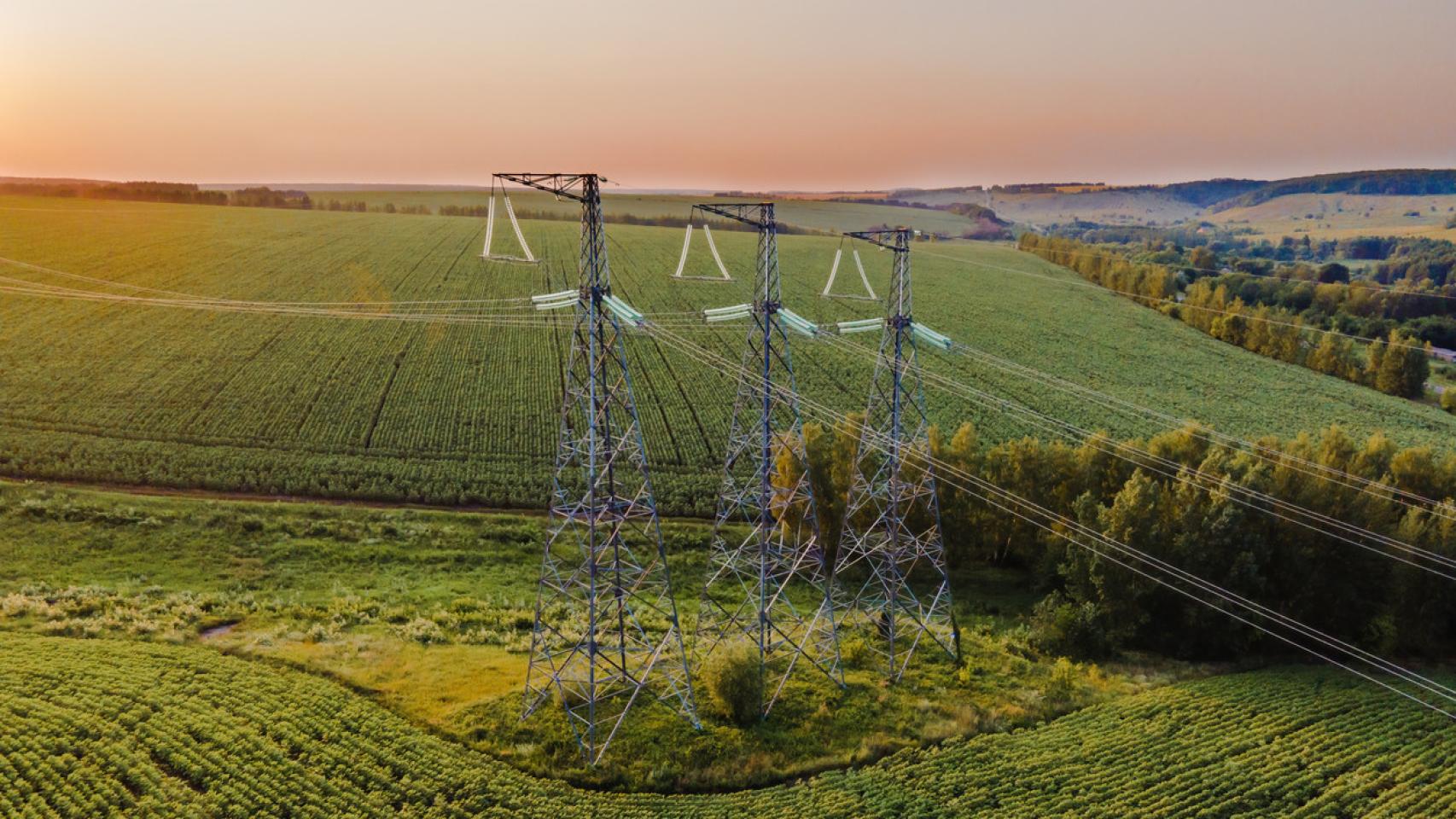 Conjunto de torres eléctricas al atardecer.
