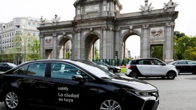Un vehículo VTC en la Puerta de Alcalá.