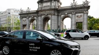Un vehículo VTC en la Puerta de Alcalá.